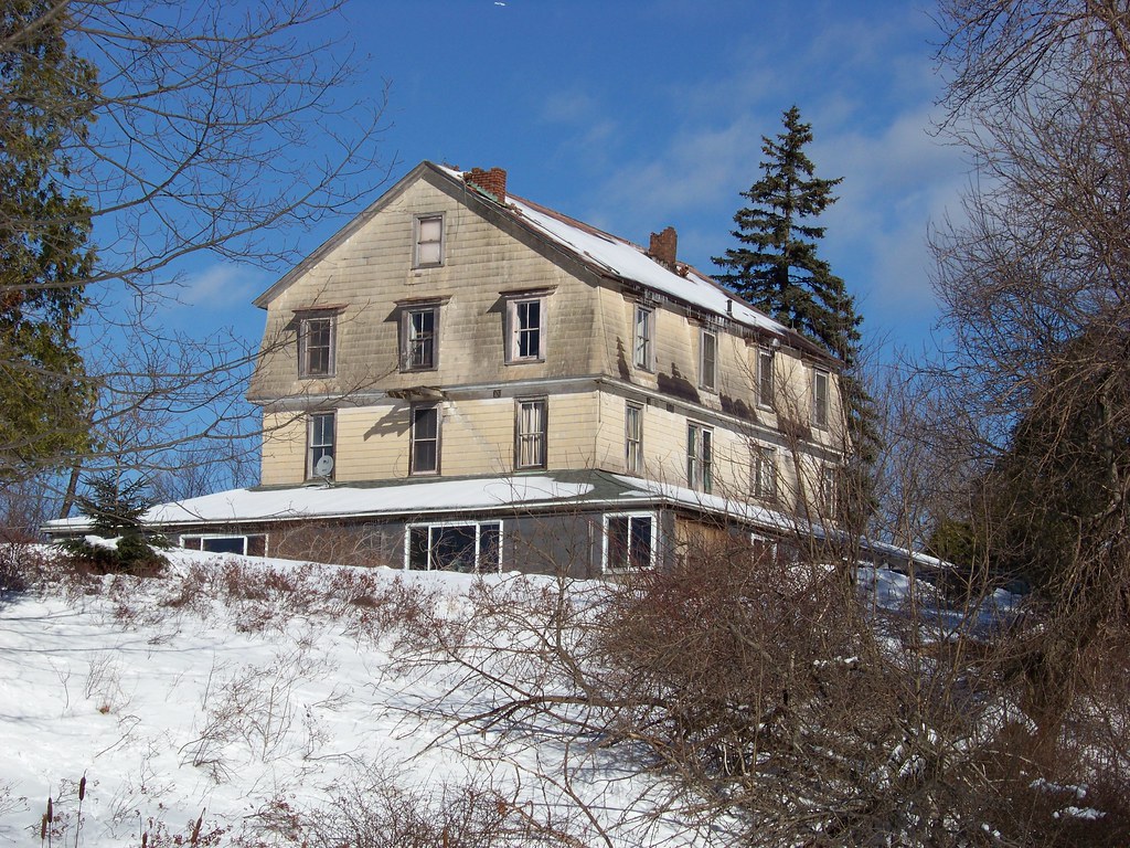 Former Hotel A former Hotel in Cragsmoor, NY that is now a… Flickr