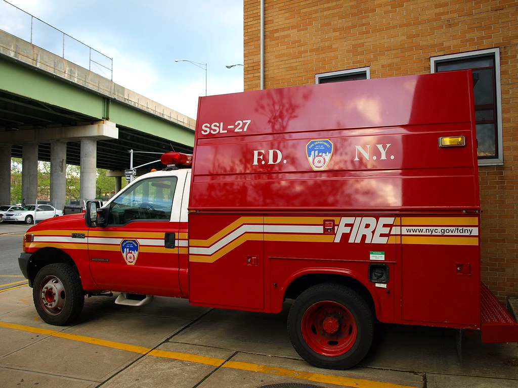 E046s FDNY "Cross Bronx Express" Ladder 27 Vehicle, Tremon… Flickr