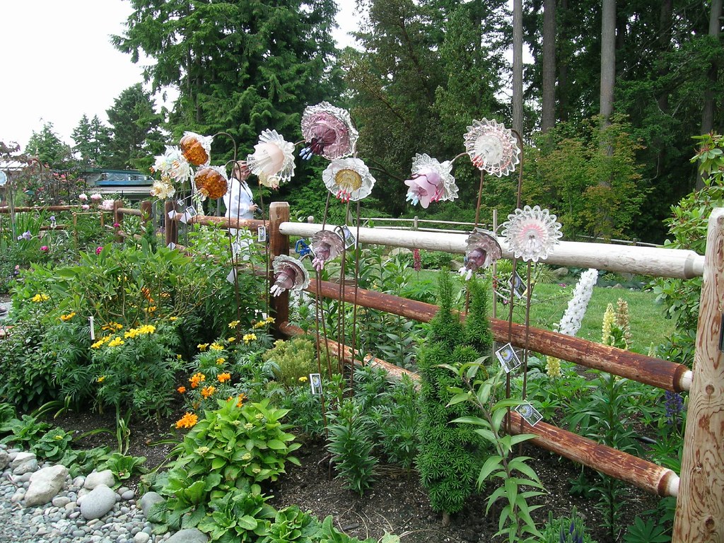 Vashon Island Garden Tour 2008 Glass flowers by Mike Urban… Flickr