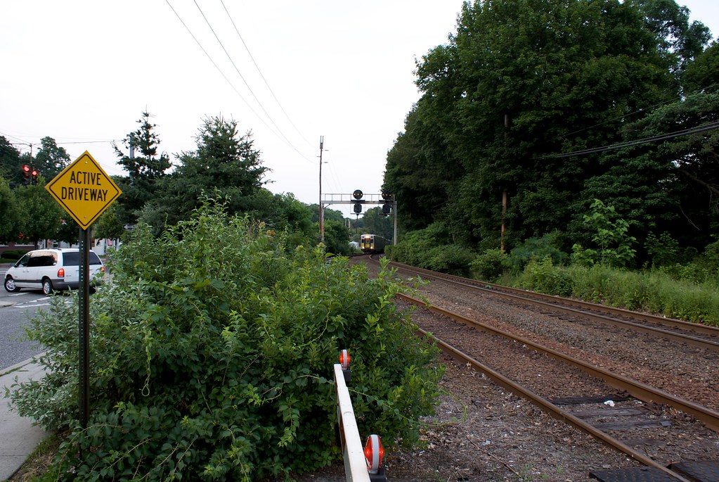 Westbound train entering Stony Brook station spyffe Flickr