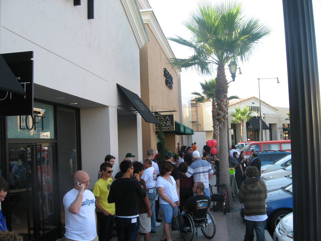 Apple Store Carlsbad Opening Line 830 AM This was the… Flickr