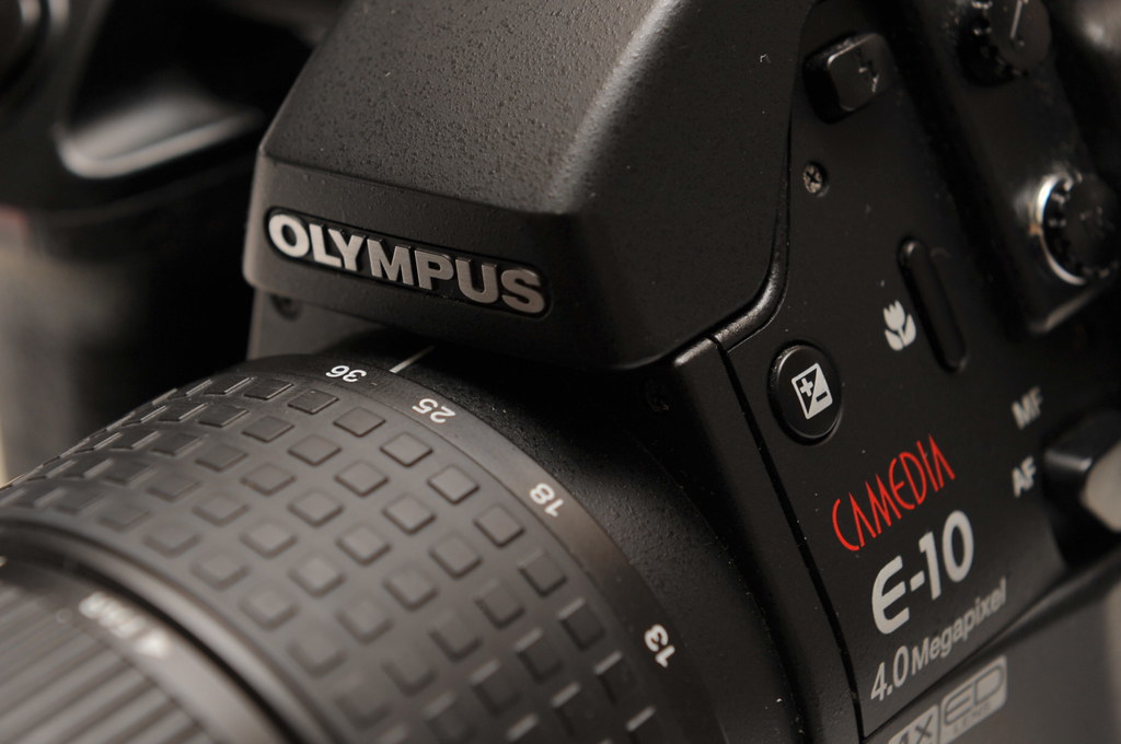 Olympus E10 cameraNikon D700 / lens2470mm/F2.8G / crop… idua