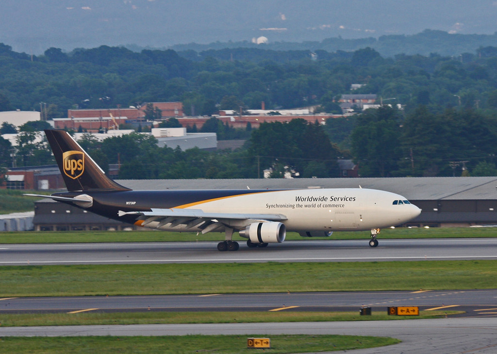 UPS A306 A UPS Airbus 300 (N173UP) rolls out on runway 33 … Flickr