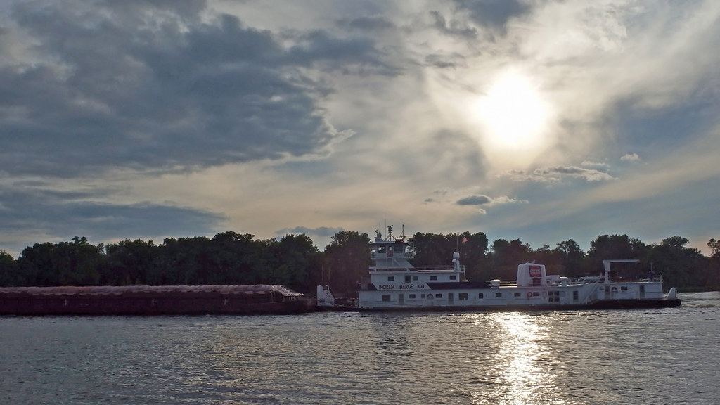 Twilight Tow Day’s end in La Crosse, Wisconsin, as the tow… Flickr