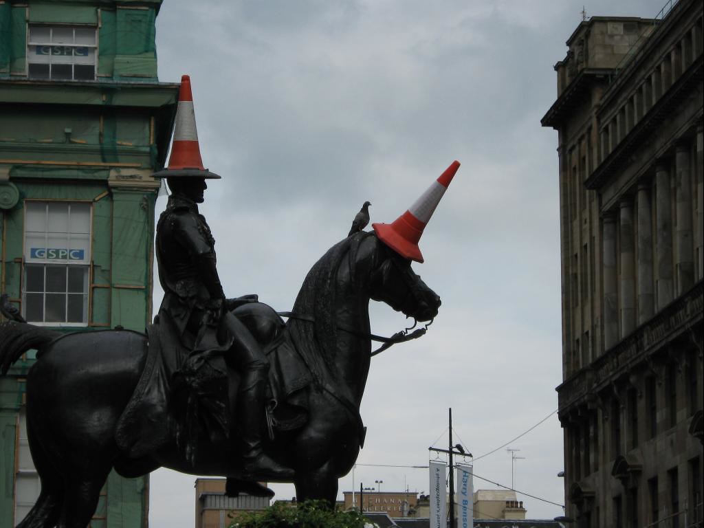 Museum of Modern Art, Glasgow Someone modded the statue of… Flickr