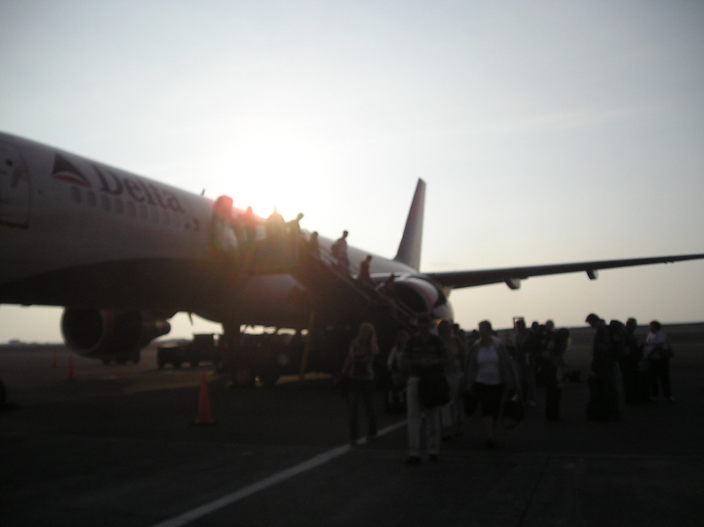 Delta arriving at Kona airport, 2008 James Fujita Flickr