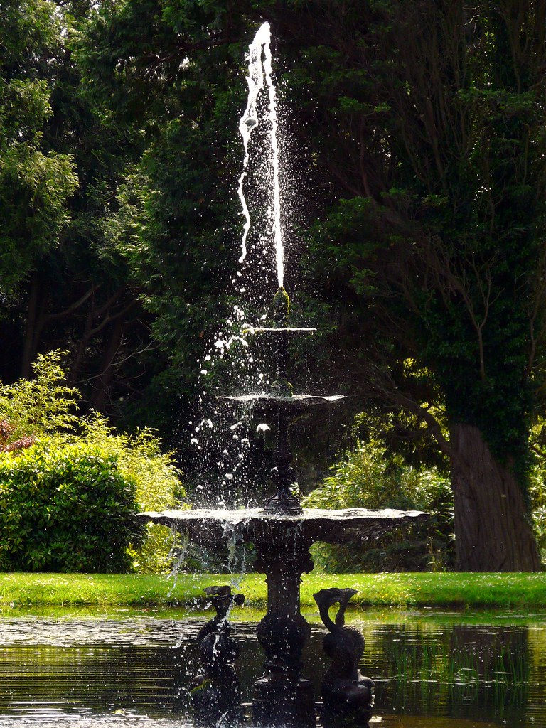 Fountain Fountain in Powerscourt Gardens, Ireland Rastaleesha Flickr