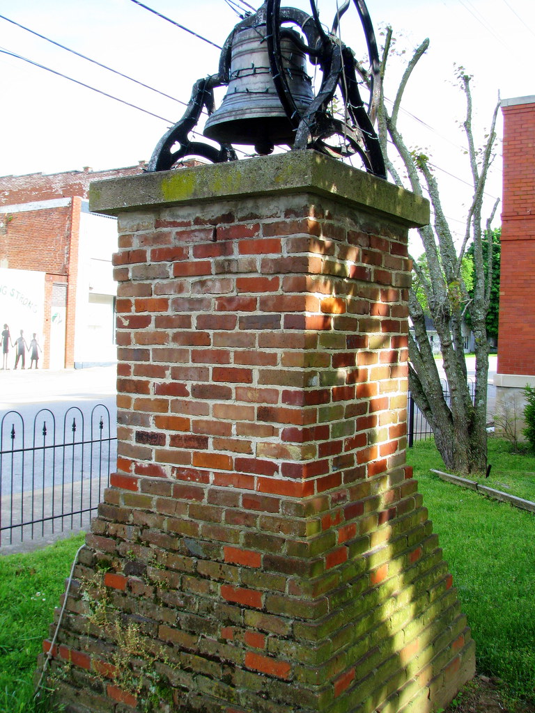 Trousdale County Courthouse bell Hartsville, TN No identif… Flickr