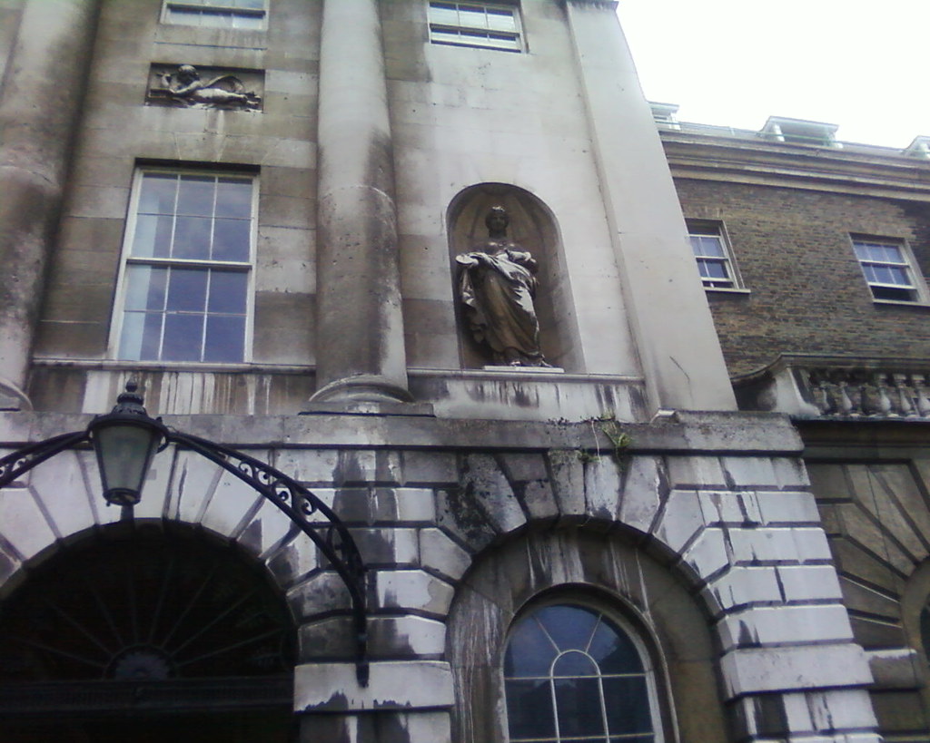 Dirty Statues Guy's Hospital Leave buildings and statues… Flickr