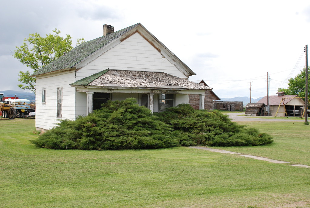 A Shrubbery! Up near Weston, Idaho, this house with an ama… Flickr
