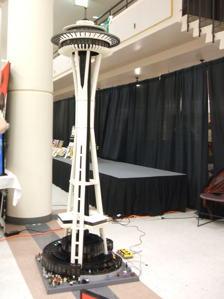 BrickCon '08 The larger of the Space Needles Minifig sca… Flickr