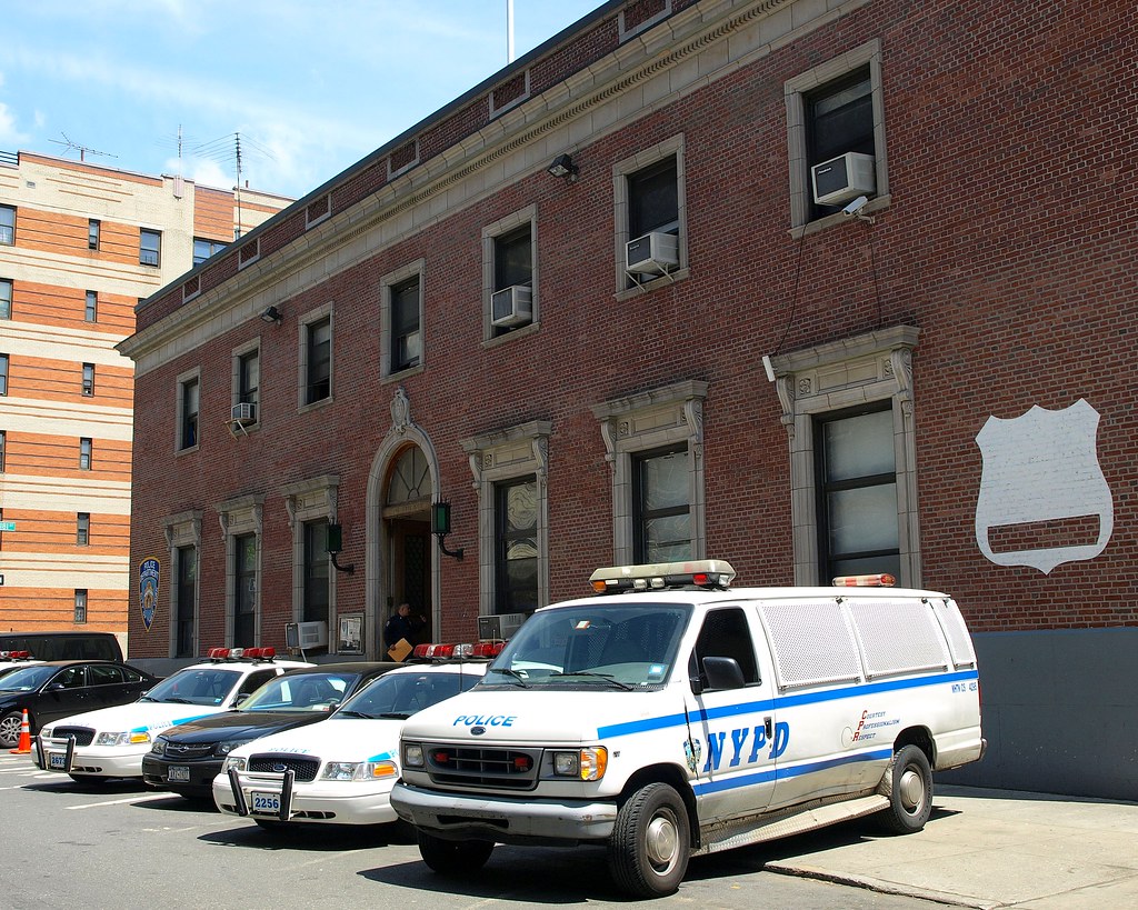 P046 NYPD Police Station Precinct 46, Fordham, Bronx, New … Flickr