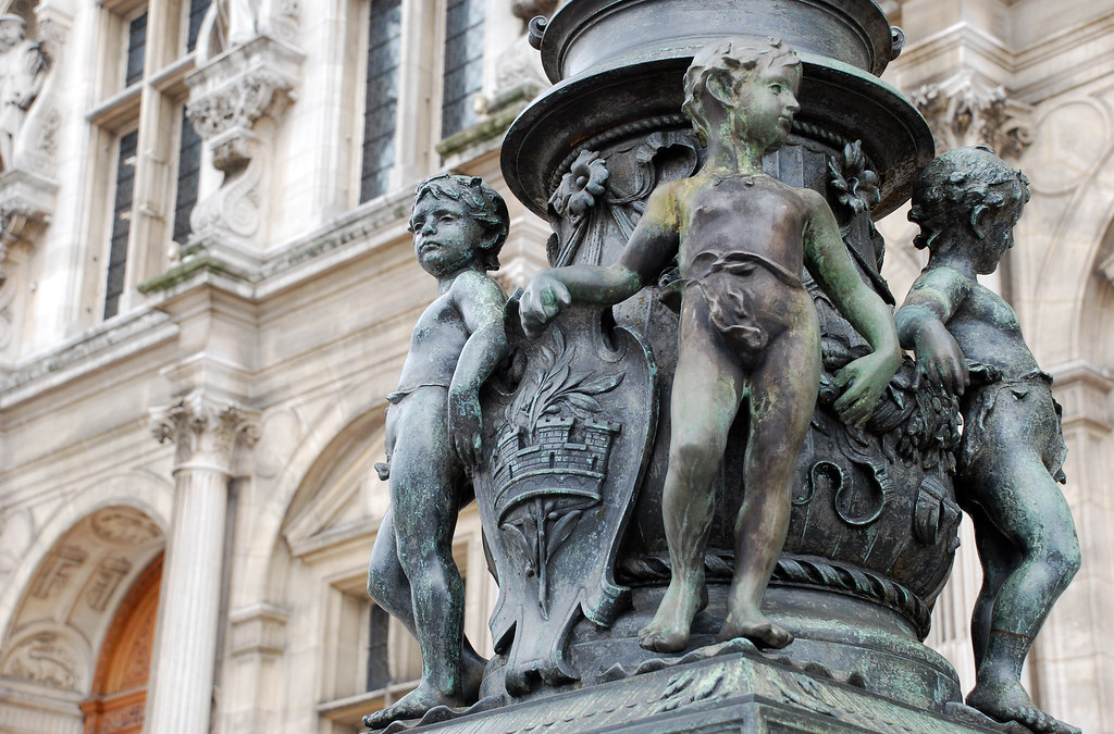 Cherub Statues in Paris Cherub Statues looking out in Pari… Flickr