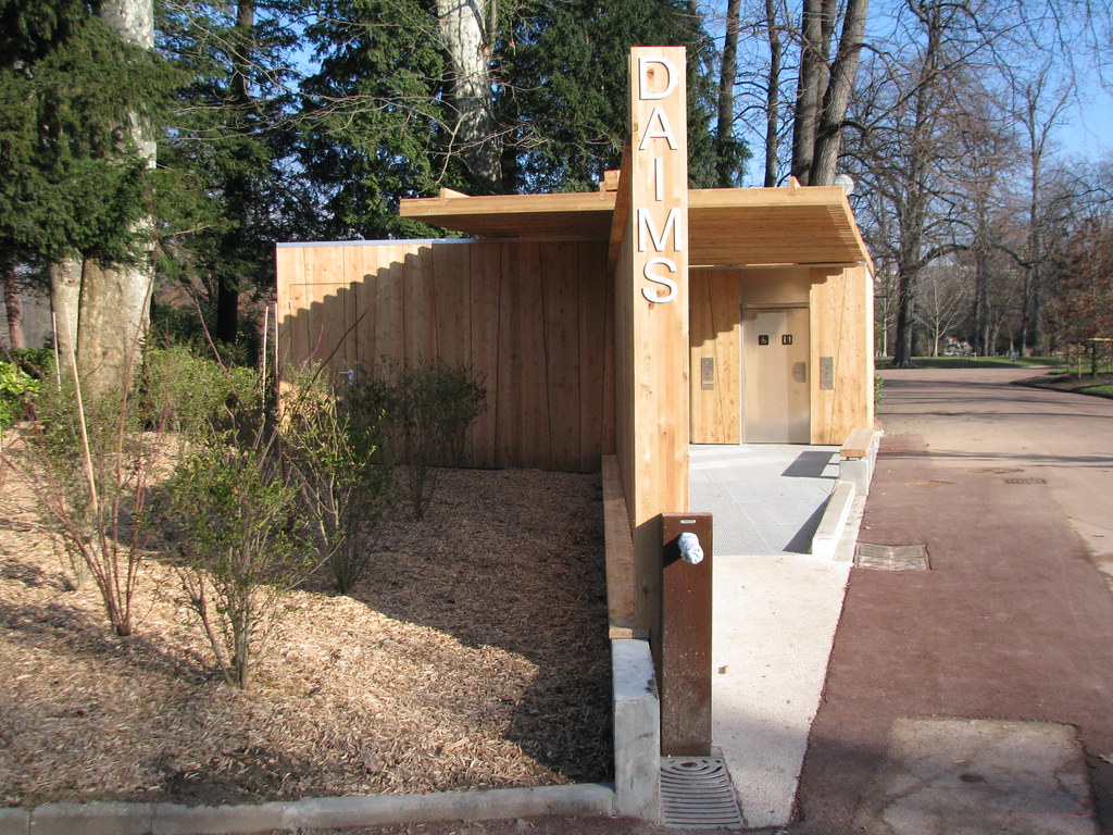 Toilettes Toilettes en bois les daims. Parc de la Tête d… Flickr