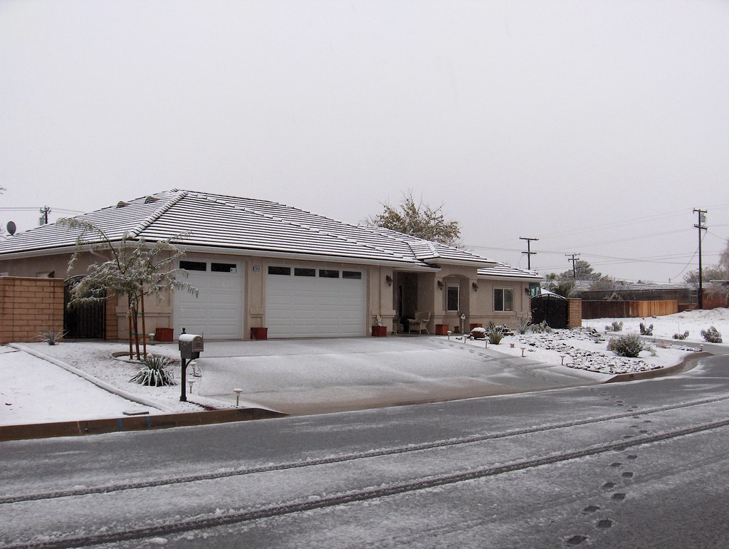 Snow Day 20081215Barstow, CA. Looking at the front of our… Flickr