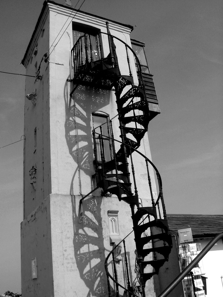 Gallery B&W Picture framing gallery on the sea front at … Flickr