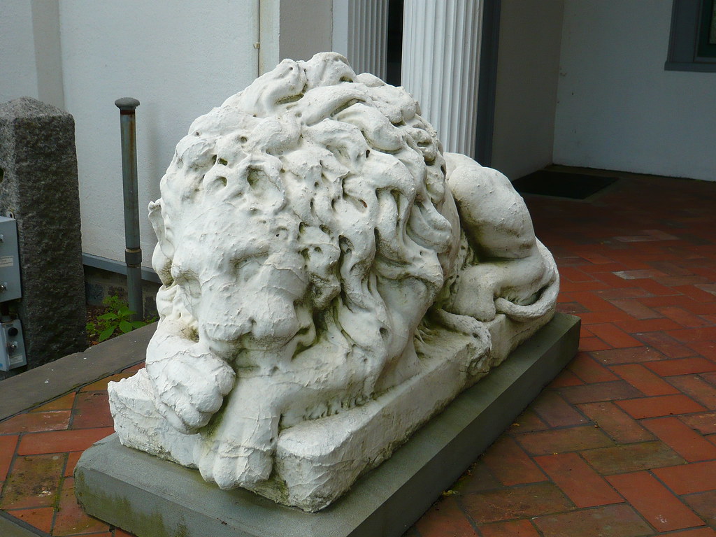 Ringwood Manor Lions One of the two lion statues at the do… Flickr