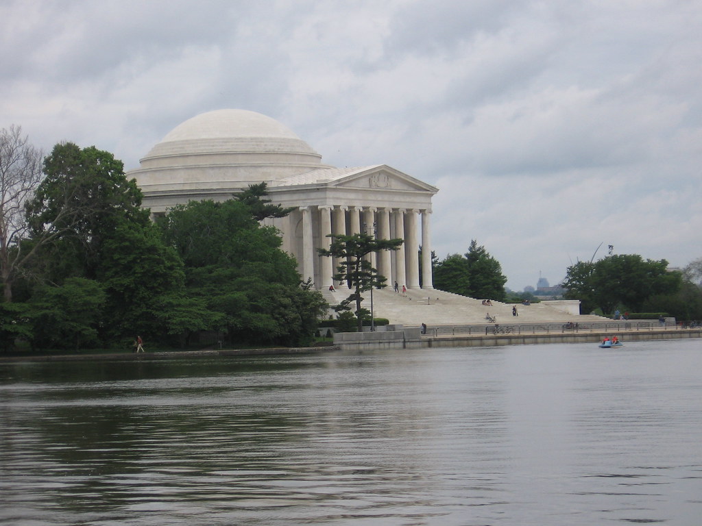 The_Lincoln_memorial_across_the_water Jen Dodd Flickr
