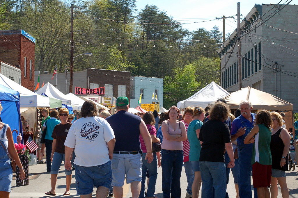 Crowds at the Mountain Mushroom Festival in Irvine, Kentuc… Flickr