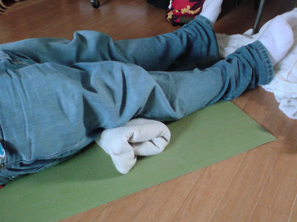 jeff 6 place a rolledup towel under the knees to elevate… Flickr