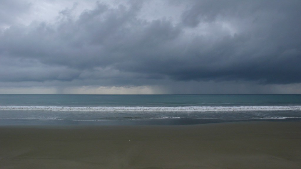 Nubes y arena Plage de San Clemente (Manabí, Ecuador) matubu Flickr