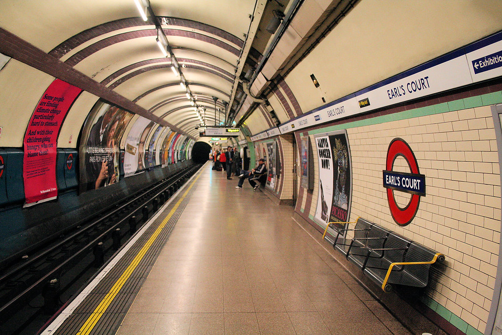 Earl's Court Underground station W/B Piccadilly Line looki… Flickr
