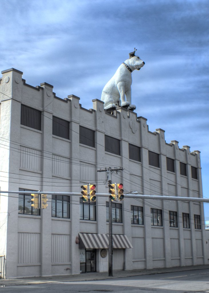 Nipper in HDR atop RCA Building, Albany, NY Nipper, the le… Flickr