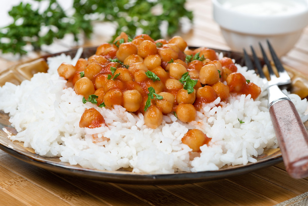 chickpeas in tomato sauce with rice Yulia Flickr