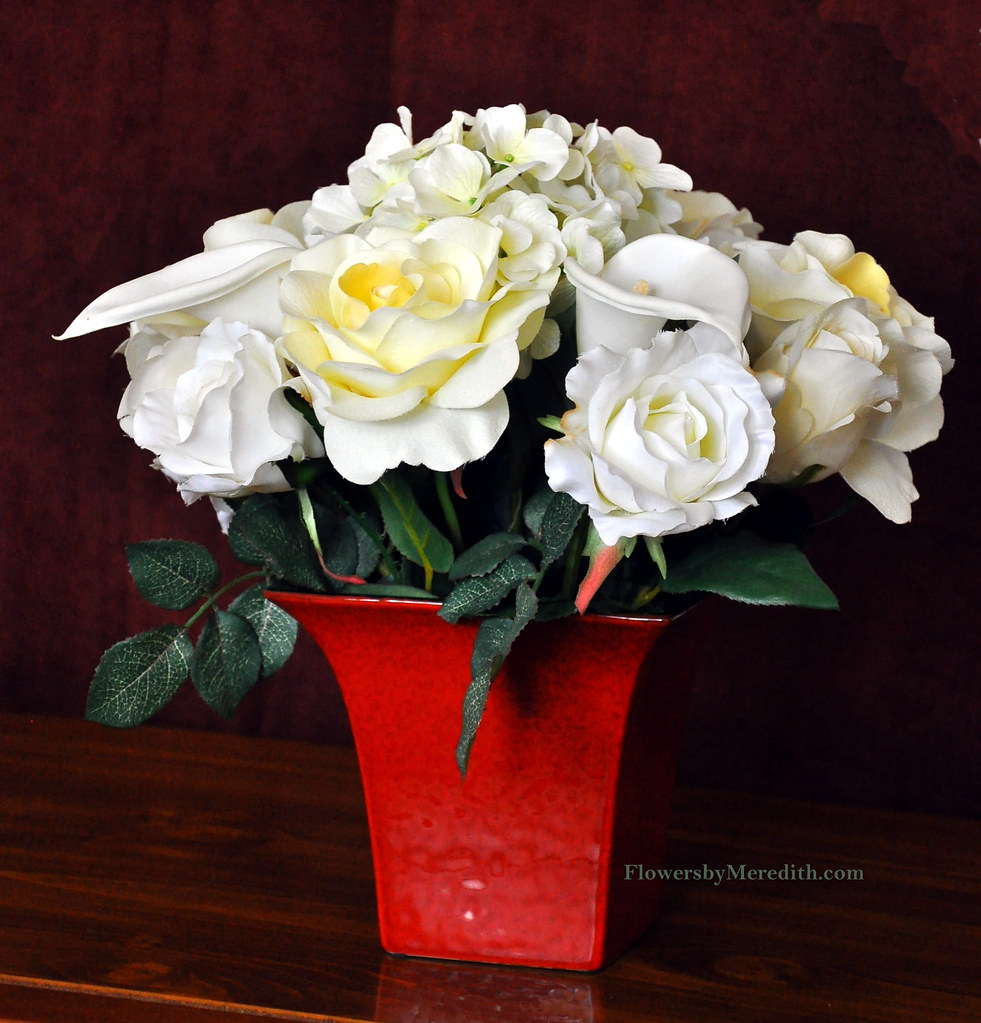 silk flower arrangement whites A mix of white silk flowers… Flickr