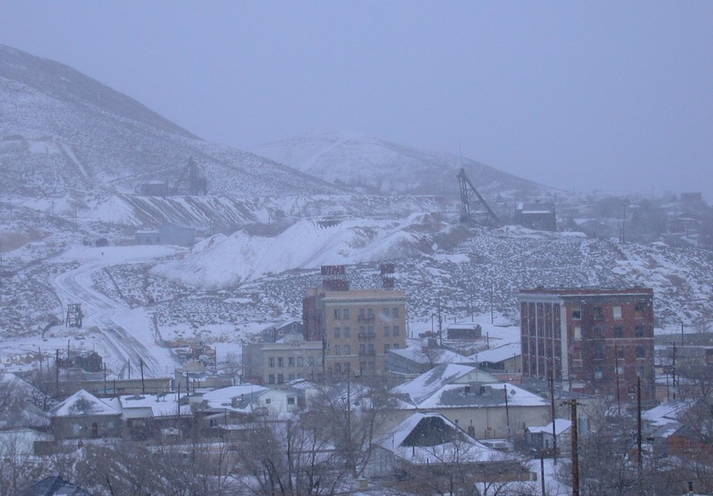 Tonopah, NV winter 3938ax 'Downtown' Tonopah, with mines i… Flickr