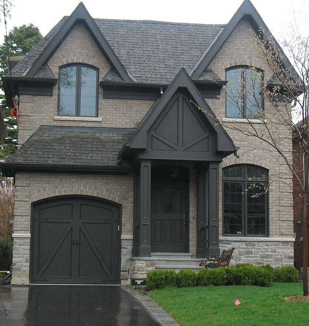Owen Sound Ledgerock with Chatham Grey Brick above a