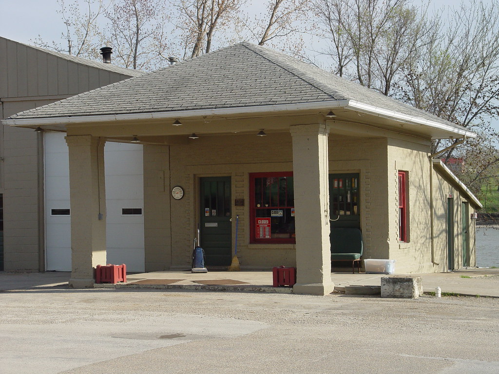 Old gas station Bonaparte, Iowa Old gas station along the … Flickr