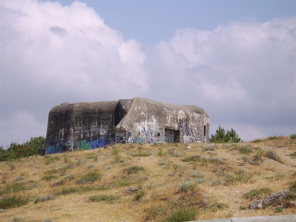 WW2 Bunker A handy Antitank/artillery bunker. In use, a t… Flickr