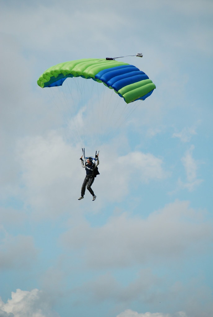 Irish Parachute Club Irish Parachute Club w Clonbullogue, … Flickr