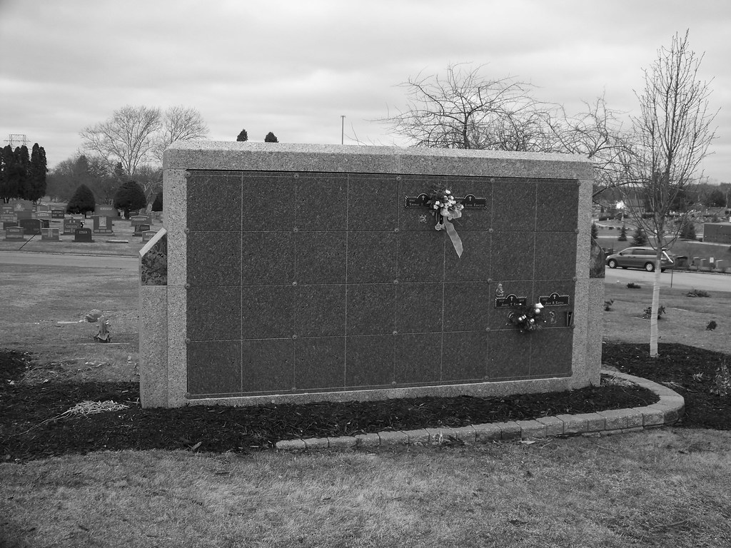 100_6988 Holy Cross Cemetery 100 E Waterloo Rd Akron, OH … Flickr