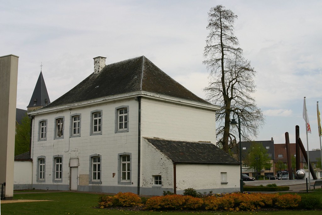Gemeentehuis, Opglabbeek Het oude gemeentehuis aan de Kape… Flickr