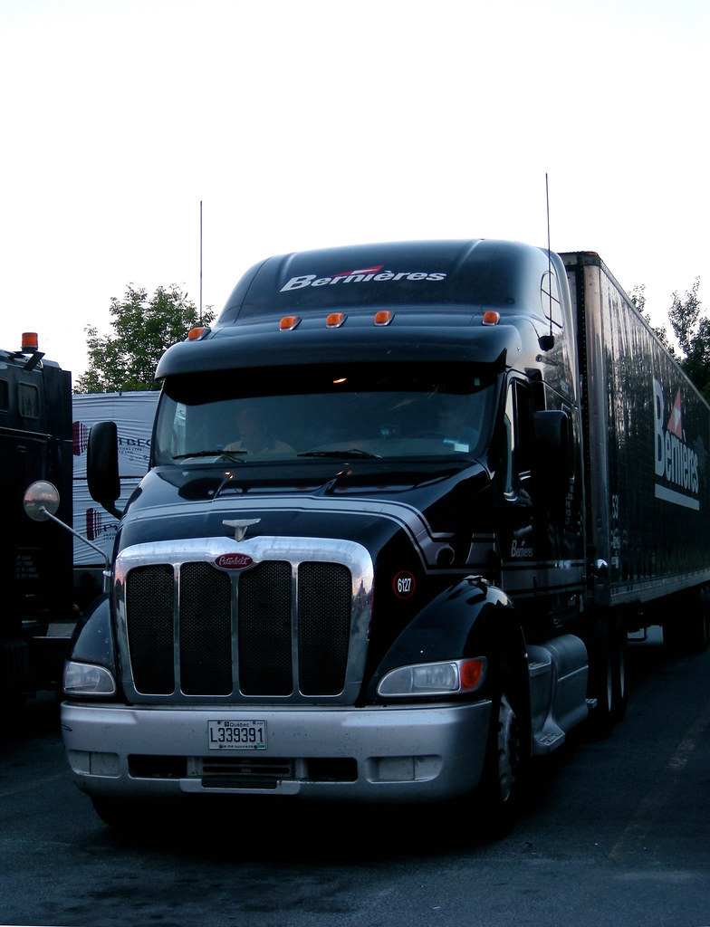 Peterbilt 387 Peterbilt 387 at a Mobil gas station, Bolton… Flickr