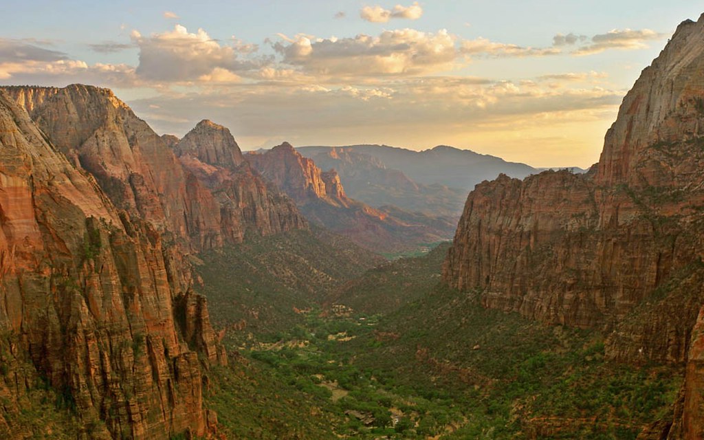 Zion Canyon Angels Landing, Utah Zion Canyon at sunset i… Flickr