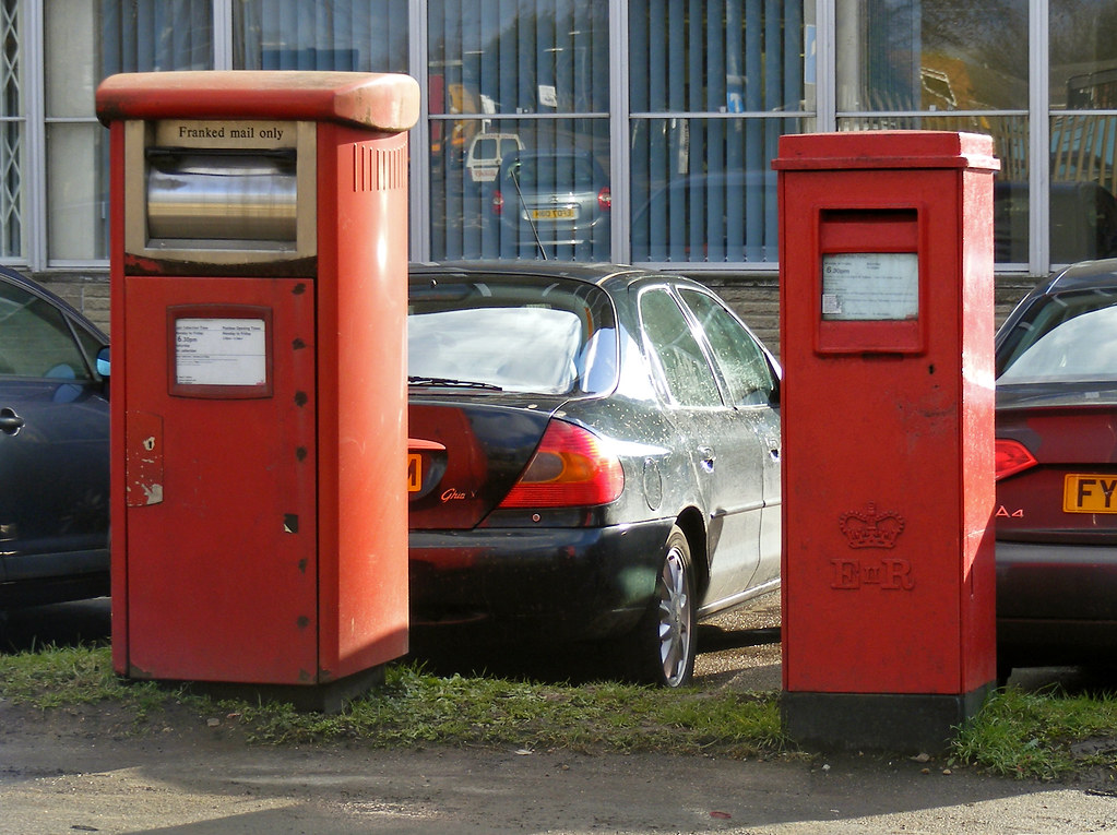 Hoddesdon EN11 140 Parcel box and post box in Essex Road, … Flickr