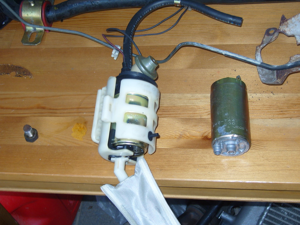 SS102168 twin turbo Z32 fuel pump on left gtir pump on rig… Flickr