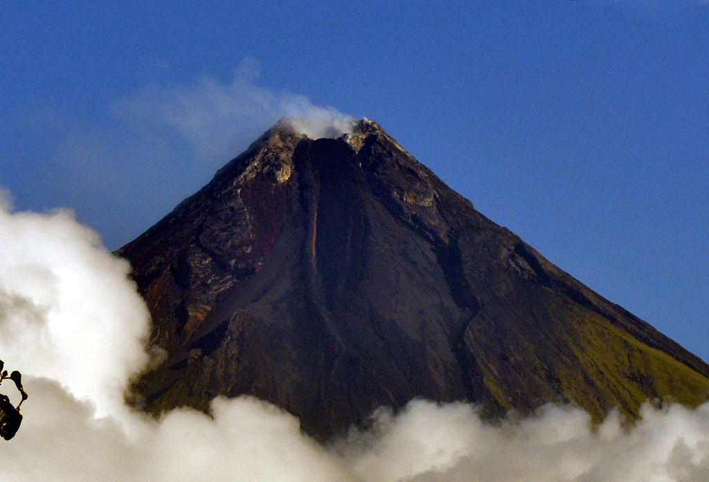 Smoking volcano Mayon volcano, Legaspi, Philippines The bl… Flickr