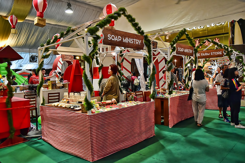 Scanteak Christmas Village Festival stalls at the Ngee Ann… Flickr