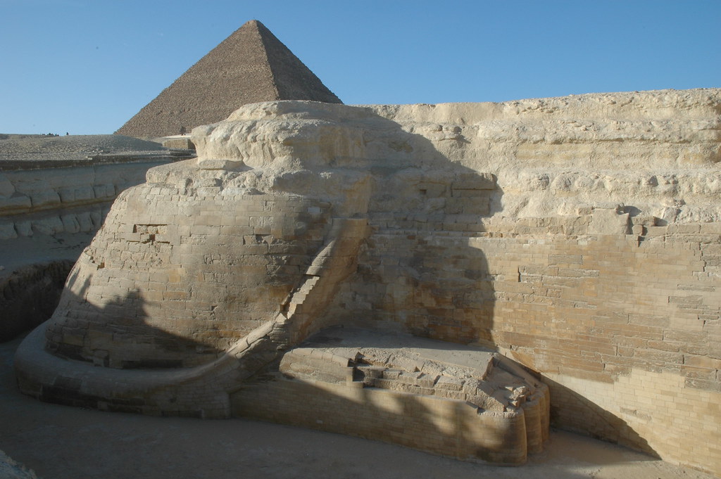Sphinx Paw & Great Pyramid of Khufu (Cheops) Jay Bergesen Flickr