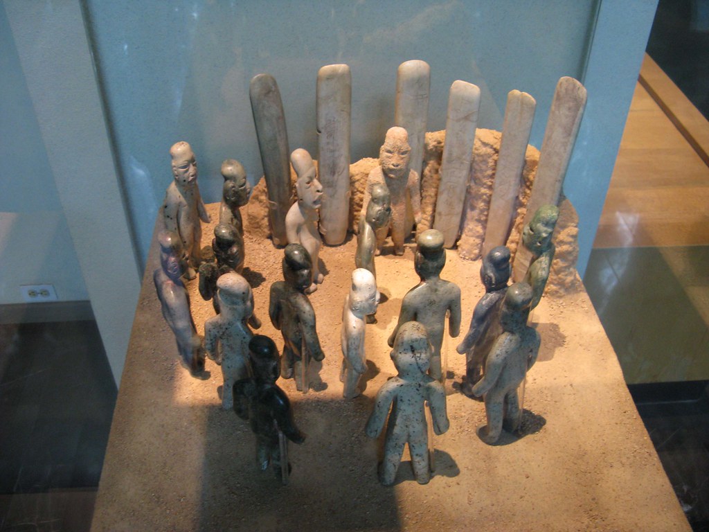 Offering 4 of La Venta The heads of these figurines look l… Flickr