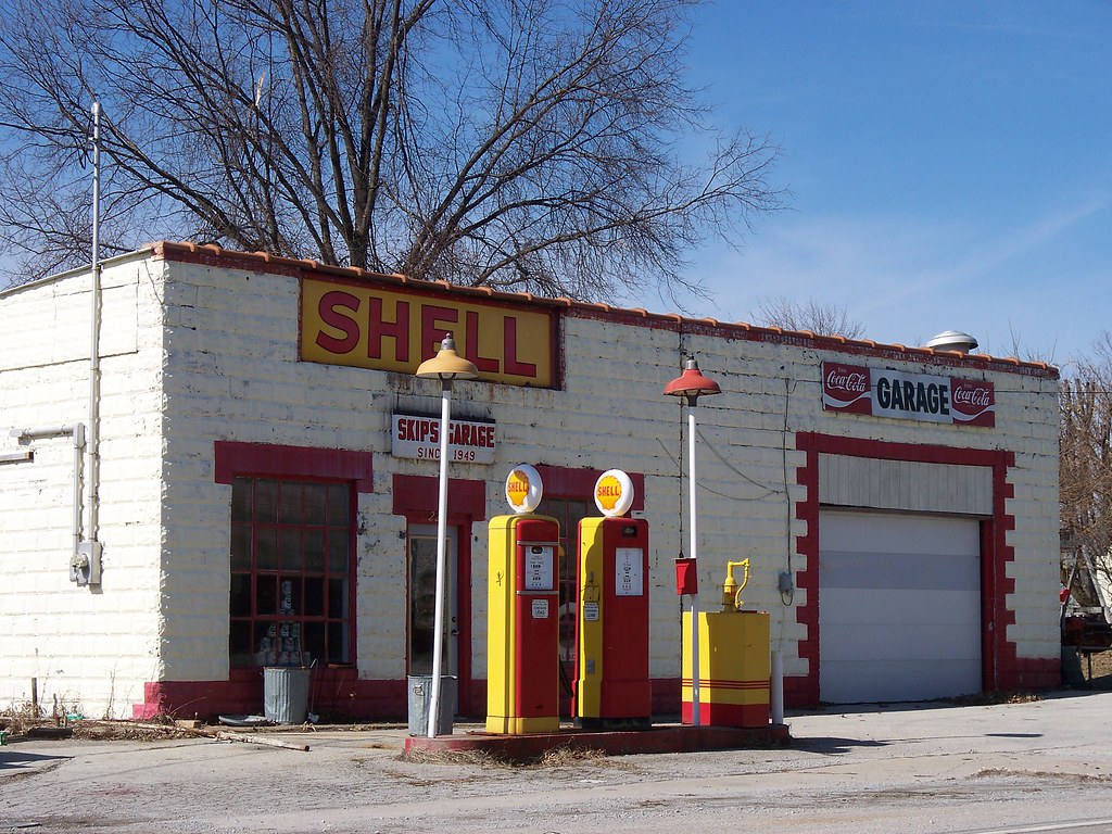 OH Russellville Skip's Garage Old Shell gas pumps at Ski… Flickr