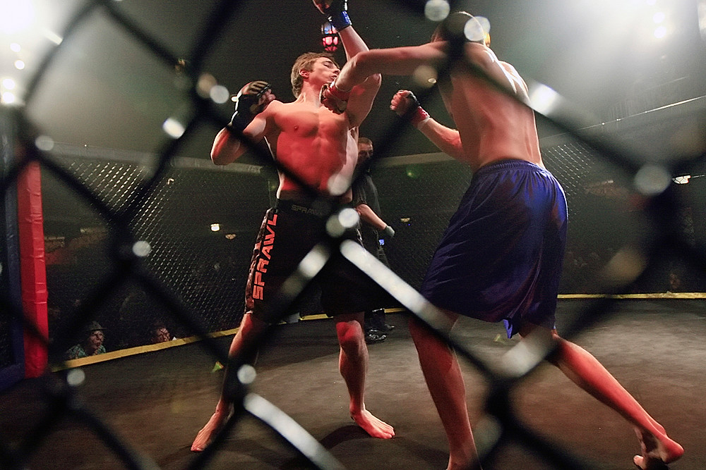 090410mmaira Tim Hillcock braces for a blow from Ira Mo… Flickr