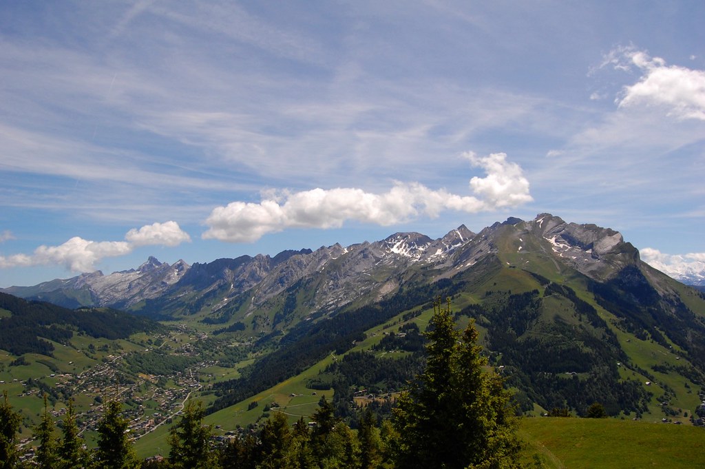 Aravis La chaine des Aravis, qui veille sur la Clusaz Helene Schmit
