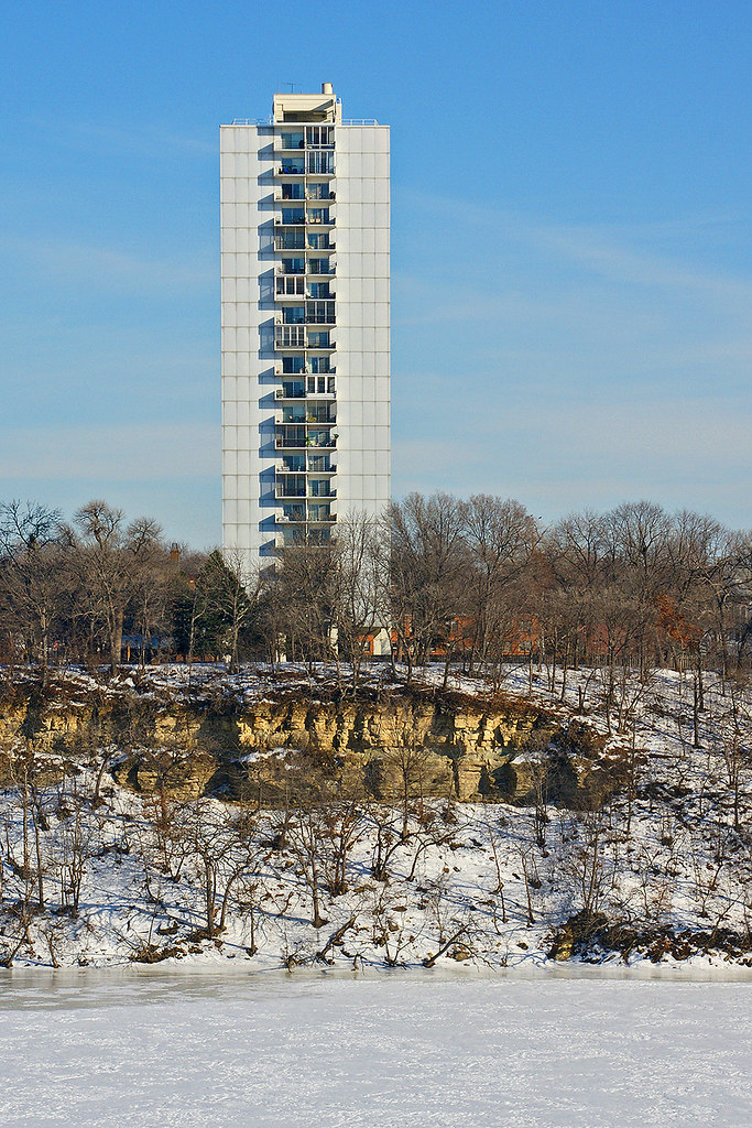 740 The 740 River Drive apartment building in Highland Par… Flickr