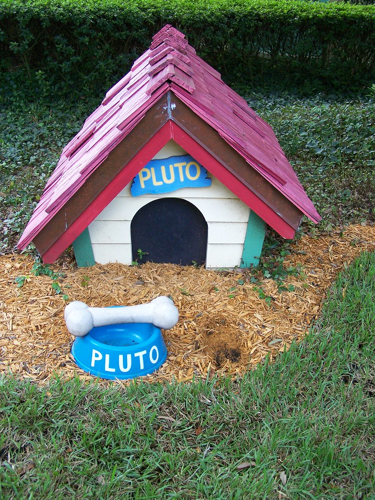 Pluto's house Pluto's dog house and food bowl in Mickey's … Flickr