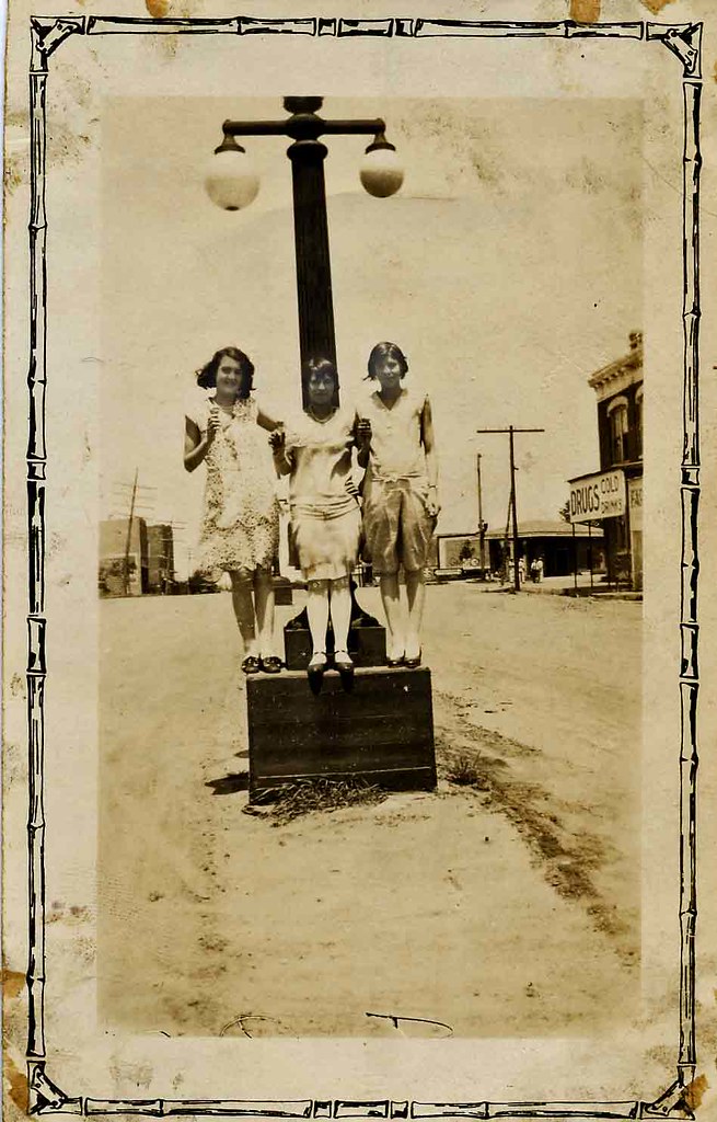 StreetLightsBluffCity, Kansas This photo was taken i… Flickr